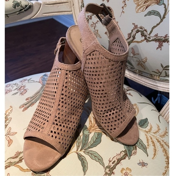 Pretty UNISA Sandals, Size 8.5 - Picture 1 of 12